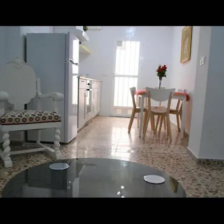 Exceptional Fully Refurbished 1 Bed Apartment דירה