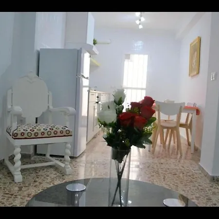 Exceptional Fully Refurbished 1 Bed Apartment דירה *